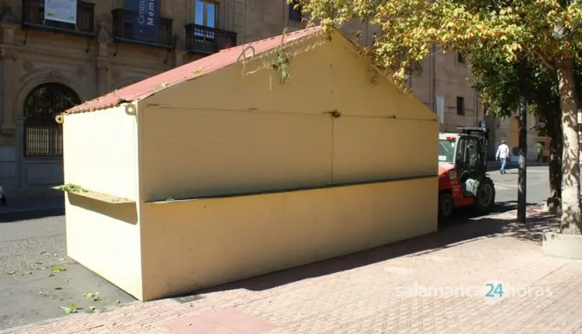  Puesta de casetas feria de día en la plaza de los Bandos