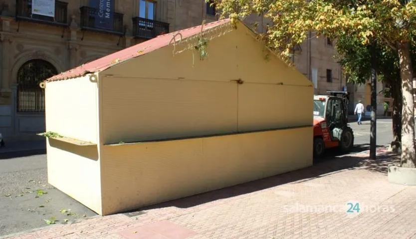 Puesta de casetas feria de día en la plaza de los Bandos