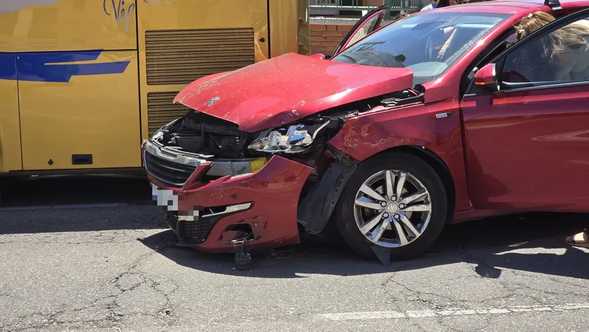 Un veh&iacute;culo choca con un autob&uacute;s en la calle Colombia | Andrea Mateos