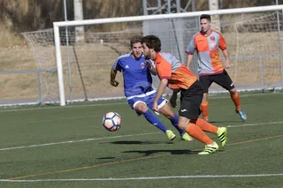 El Salmantino se aprovecha del pinchazo del Santa Marta para llegar al liderato