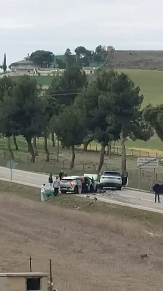 Colisión frontal entre dos turismos deja tres heridos en la SA-300 (Villamayor)