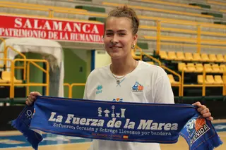 Gulbe posa con la bufanda de Perfumerías Avenida | FOTO SALAMANCA24HORAS.COM