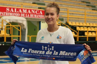 Gulbe posa con la bufanda de Perfumerías Avenida | FOTO SALAMANCA24HORAS.COM