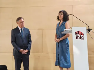 El alcalde de Salamanca visita el Instituto de Biología Funcional y Genómica, líder en su ámbito en Castilla y León
