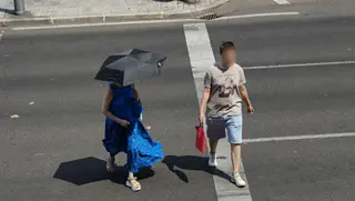 Dos personas pasean por Salamanca en plena ola de calor