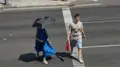 Dos personas pasean por Salamanca en plena ola de calor
