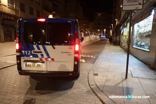 Policía Local en la esquina de la calle Correhuela con la calle Bermejeros en una foto de achivo