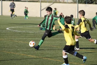 Soleado fin de semana de puente en el fútbol base