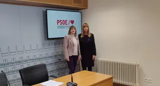 La viceportavoz del Grupo Municipal Socialista en el Ayuntamiento de Salamanca, María Sánchez, y la concejala María García presentan las propuestas del PSOE para el 25N