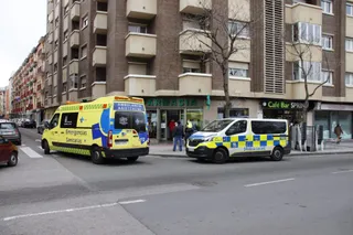 Una ambulancia y una furgoneta de Atestados de la Policía Local de Salamanca en el lugar del atropello | Foto: Andrea M.