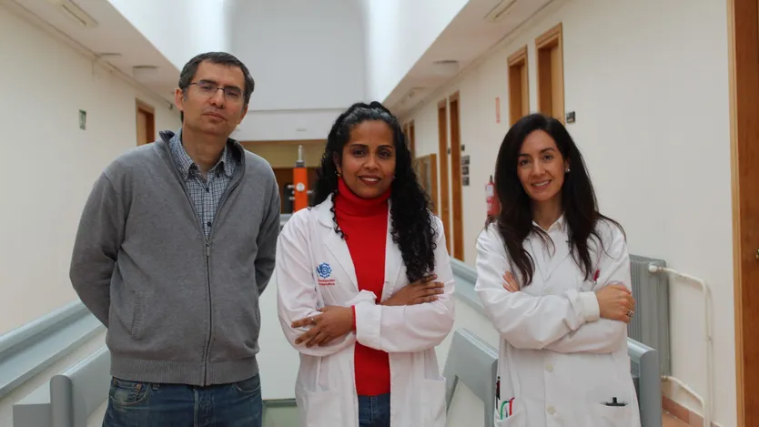 Los investigadores responsables del estudio Miguel Marcos Martín, Maura Lina Rojas Pirela y María Ángeles Pérez Nieto en la Facultad de Medicina de la USAL