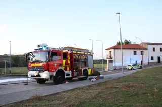Arde un vehículo de madrugada en el barrio de Vistahermosa