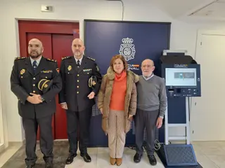 La subdelegada de la Gobierno en Salamanca y el comisario jefe provincial de Policía Nacional, acompañados por alcalde de Vitigudino