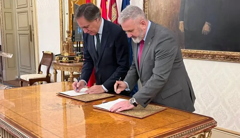 Firma del convenio de colaboración entre el Ayuntamiento y la Junta de Semana Santa