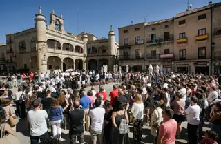 Ciudad Rodrigo se vuelca en el minuto de silencio en memoria del menor fallecido este lunes - ICAL