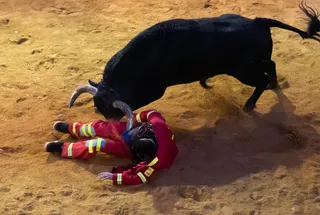 Vicente / ICAL. Cogida en la capea de la tarde en el Carnaval del Toro de Ciudad Rodrigo