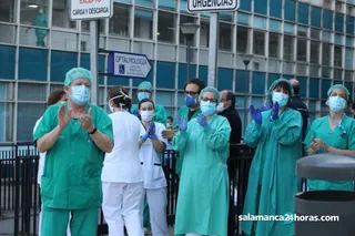 Un minuto de silencio a las puertas de los hospitales, centros de salud y residencias de mayores rendirá homenaje este miércoles a los sanitarios fallecidos por COVID-19