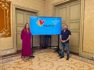 La concejala de Participación Social y Voluntariado, Almudena Parres, y el director de la Fundación Tormes EB, Raúl de Tapia.