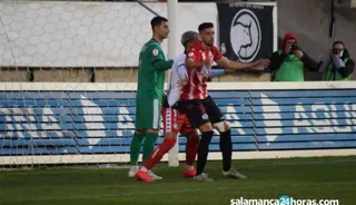 Coque ante Garay, en el partido en el Ruta de la Plata.