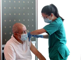 Igea se vacuna contra la COVID y sentencia: “Estamos cerca del final”