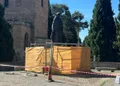 Fotografía del estado en el que se encuentra la estatua de Francisco de Vitoria antes de iniciar los trabajos de restauración