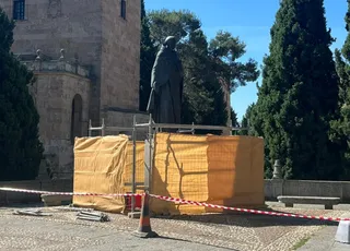 Fotografía del estado en el que se encuentra la estatua de Francisco de Vitoria antes de iniciar los trabajos de restauración