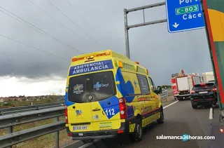 Foto de archivo de una ambulancia y los bomberos circulando por la A-66