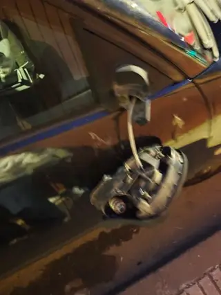 Denuncian el vandalismo de un coche en Doñinos durante la celebración de sus fiestas