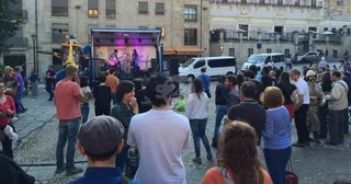 Karaoke al aire libre en la plaza de los Dominicos