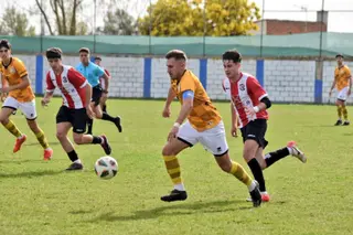 Manu González conduce el balón ante el Zamora B | FOTO USCF BASE