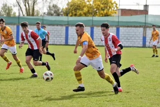 Manu González conduce el balón ante el Zamora B | FOTO USCF BASE
