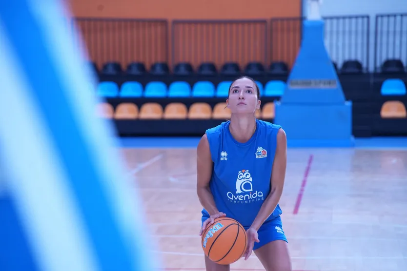 Belén Arrojo lanza a canasta en un entrenamiento