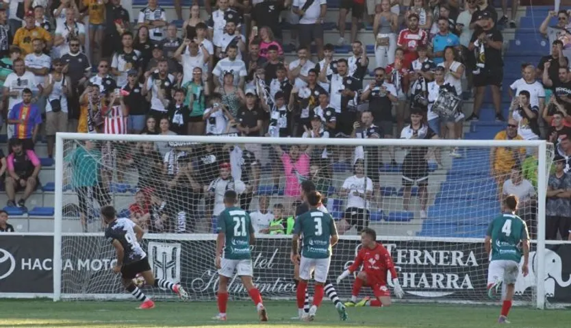 Iván Moreno marca el 1-0 de penalti ante el Zamora en el Memorial UDS | FOTO JUANES
