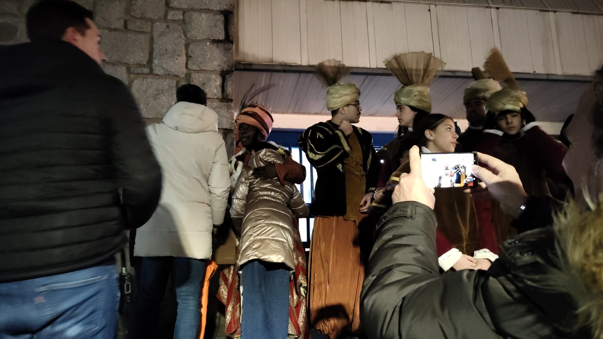 Baltasar saluda a las familias que han asistido a las Cabalgata de Reyes 2025