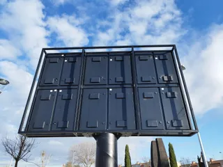 Los vándalos disparan contra la pantalla informativa recién instalada en la avenida Padre Ignacio Ellacuría