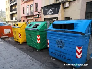 Contenedor de reciclaje. Foto de archivo