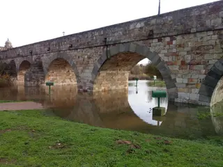 Agua en el Puente Romano y embarcadero del Tormes