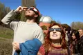 Foto de ICAL en la que dos personas visaulizan un eclipse con unas gafas homologadas