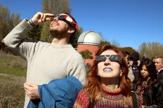 Foto de ICAL en la que dos personas visaulizan un eclipse con unas gafas homologadas