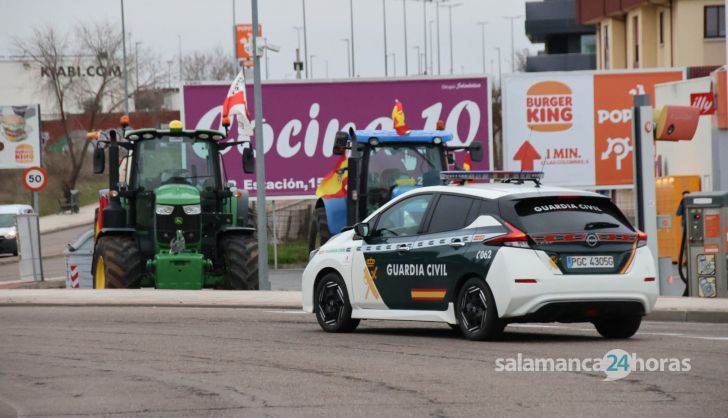 Primeros tractores y Guardia Civil en la zona de la Fontana. Fotos Andrea M.