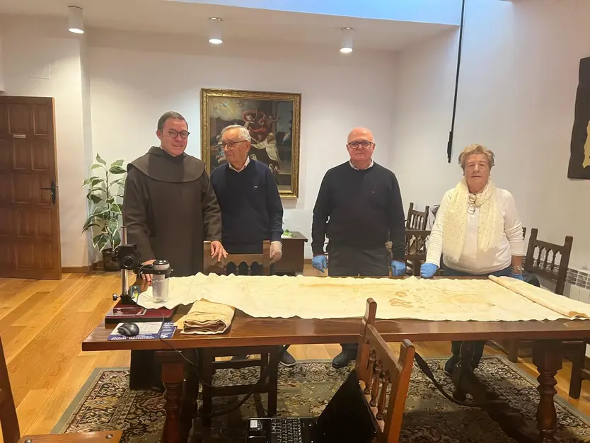 El Centro Nacional de Sindonología estudia los lienzos hallados en el sepulcro de Santa Teresa en Alba