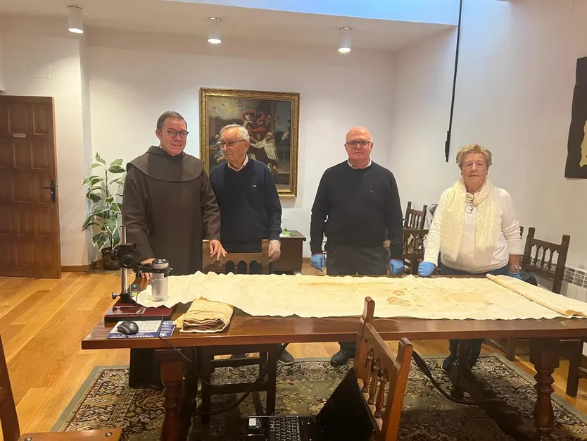 El Centro Nacional de Sindonología estudia los lienzos hallados en el sepulcro de Santa Teresa en Alba