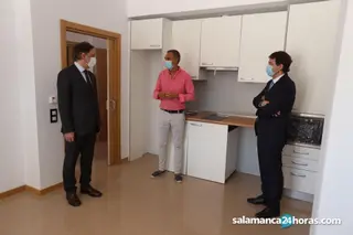 Carlos García Carbayo, alcalde de Salamanca, y Alfonso Fernández Mañueco, presidente de Castilla y León, visitan una vivienda de protección oficial en Salamanca. Foto SALAMANCA24HORAS.