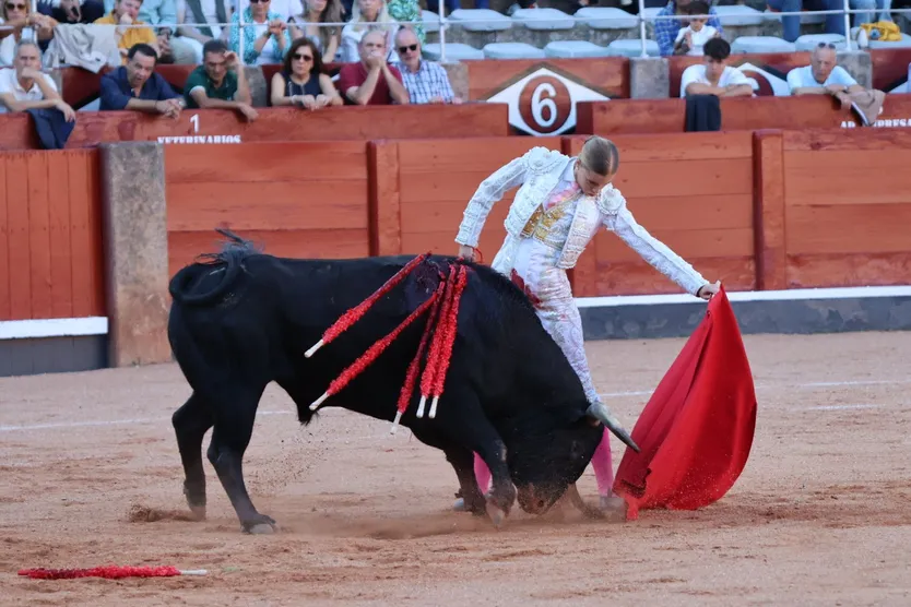 Olga Casado ante el novillo