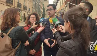 El portavoz del Grupo Municipal Socialista en el Ayuntamiento de Salamanca, José Luis Mateos, y la concejala Elvira Sánchez