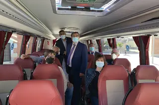 El viceconsejero de Infraestructuras junto al alcalde de Villoria, en la presentación del Bono Rural