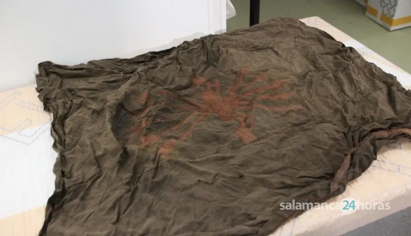 Bandera de la Falange usada para envolver a un ajusticiado. Patrimonio almacenado en una nave