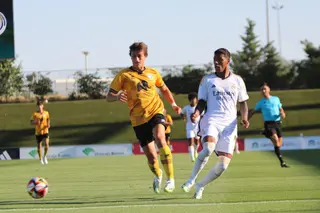 Slavy presiona a Vinicius Tobías | FOTO UNIONISTAS CF