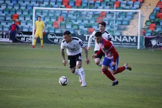 Juancho conduce el balón ante la UD Llanera | FOTO SALAMANCA24HORAS.COM