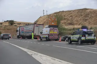 Un camión pierde parte de la carga rotonda de Buenos Aires